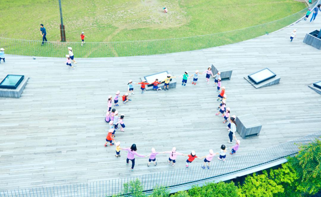 極簡設計的幼兒園成為孩子釋放天性的樂園