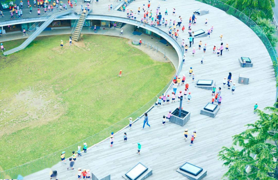 極簡設計的幼兒園成為孩子釋放天性的樂園